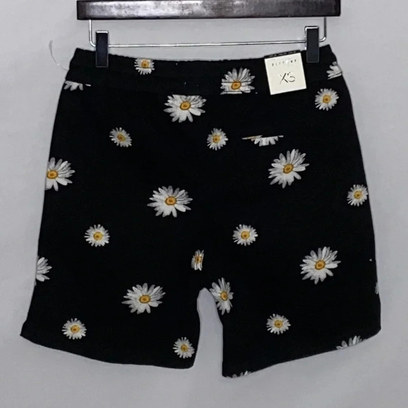Zipcode Men's Elastic Waist Cotton Daisy Shorts - Picture 2 of 8